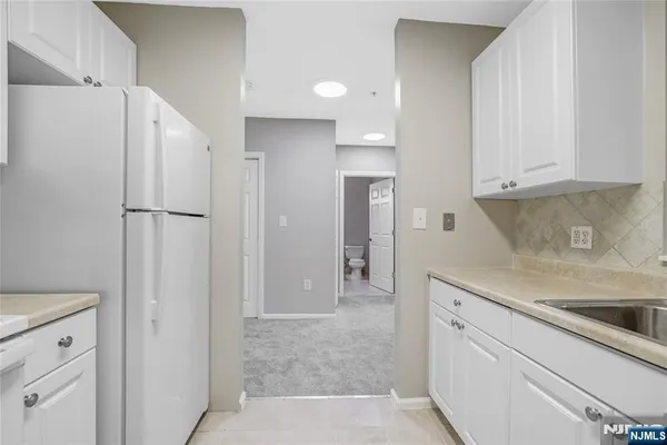 $2,700 | 905 River Road, Unit 304, Edgewater, NJ 07020