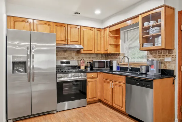 $2,400 | 236 Callan Avenue, Unit 2, Evanston, IL 60202