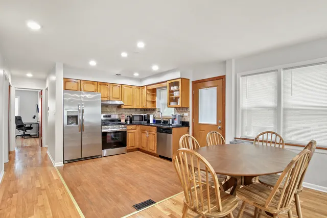 $2,400 | 236 Callan Avenue, Unit 2, Evanston, IL 60202