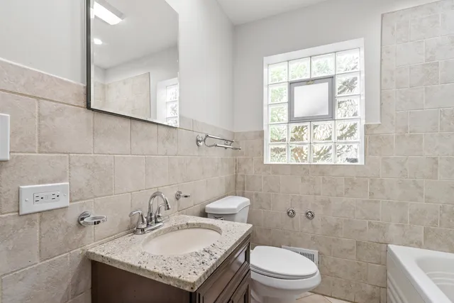 $2,400 | 236 Callan Avenue, Unit 2, Evanston, IL 60202