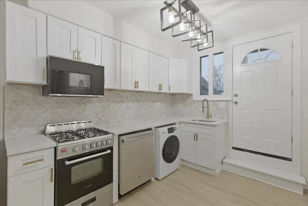 $2,595 | 4004 North Bell Avenue, Unit 2A, Chicago, IL 60618