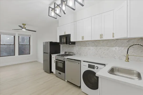 $2,595 | 4004 North Bell Avenue, Unit 2A, Chicago, IL 60618