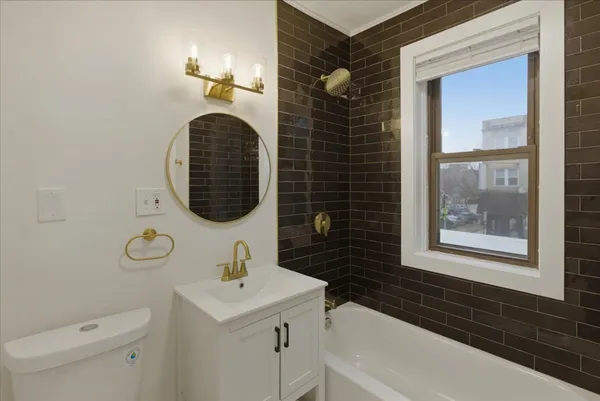 $2,595 | 4004 North Bell Avenue, Unit 2A, Chicago, IL 60618
