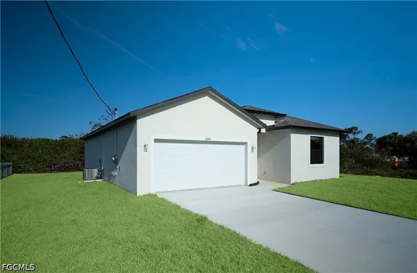 a view of a house with backyard and garden