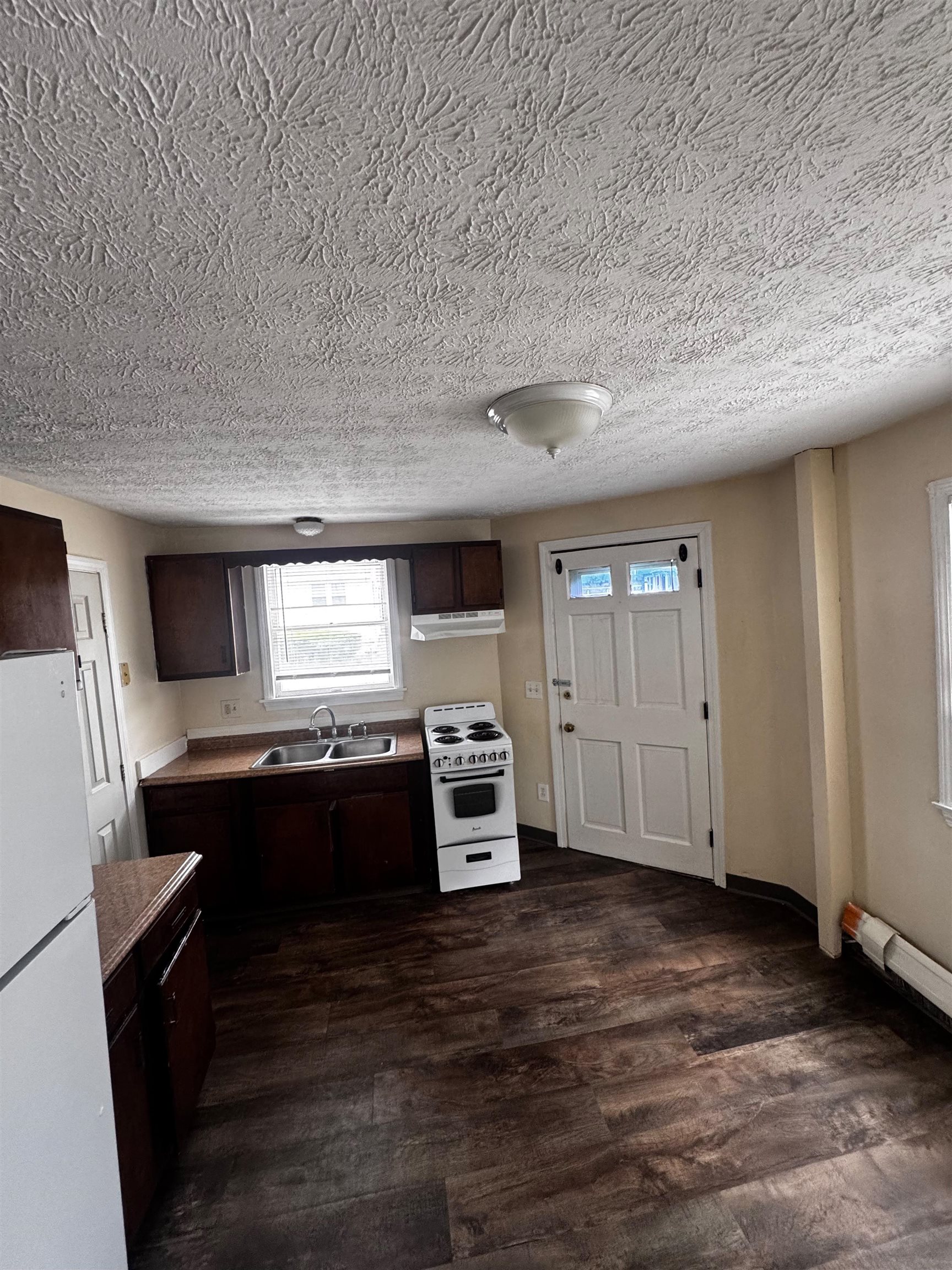 562 Lake Avenue Manchester, NH 03103 - Photo 5 of 11