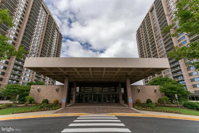 a view of a tennis court