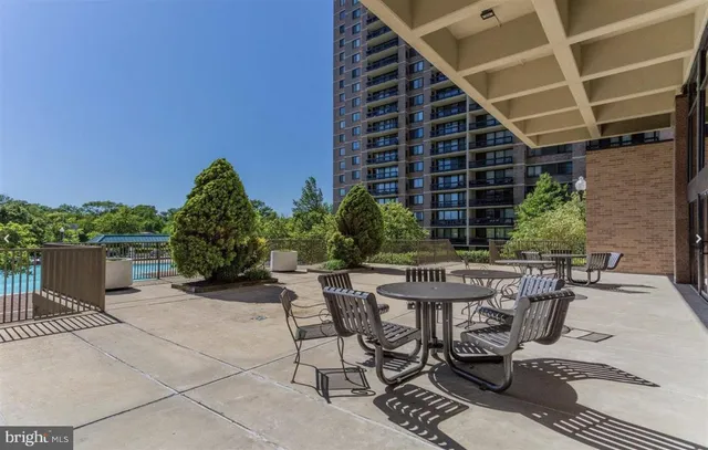 a view of livingroom with furniture