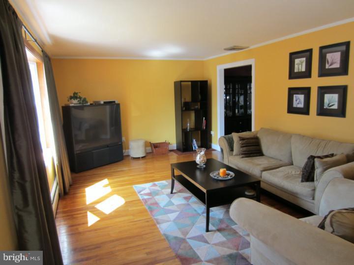1607 Beverly Road Havertown, PA 19083 - Photo 2 of 13 Living Room