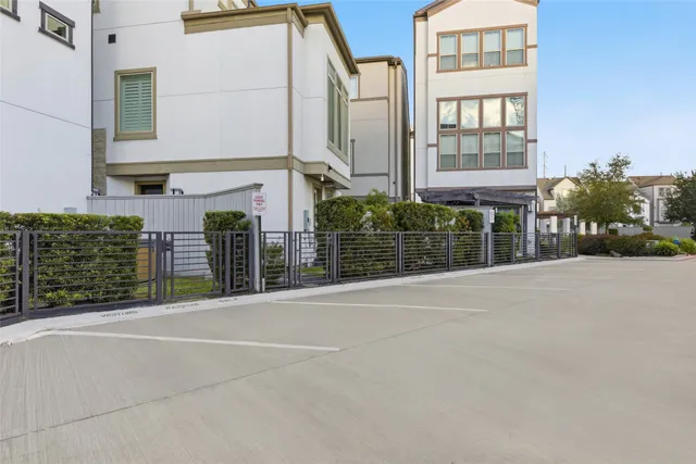 $3,400 | 819 Algona Avenue, Houston, TX 77008