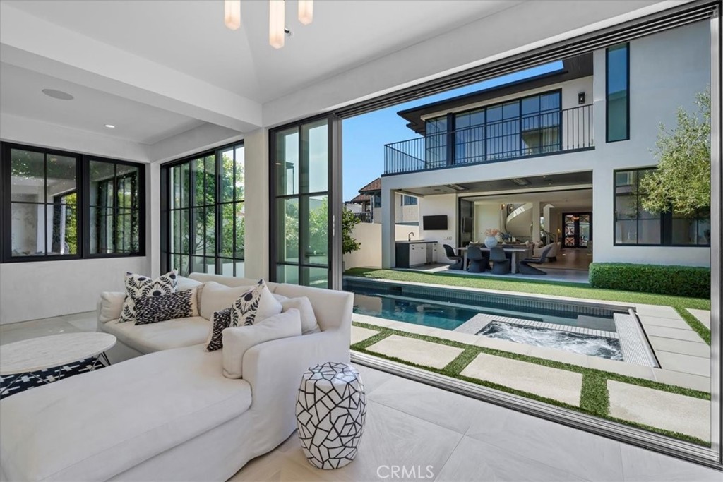 604 14th Street Manhattan Beach, CA 90266 - Photo 17 of 43 a living room with furniture