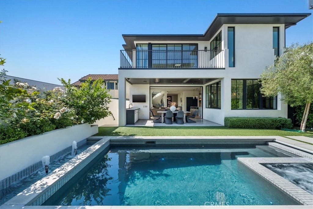 604 14th Street Manhattan Beach, CA 90266 - Photo 18 of 43 a view of a house with a yard balcony and sitting area