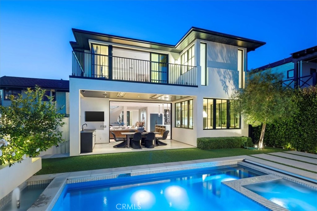 604 14th Street Manhattan Beach, CA 90266 - Photo 39 of 43 a front view of a house with garden