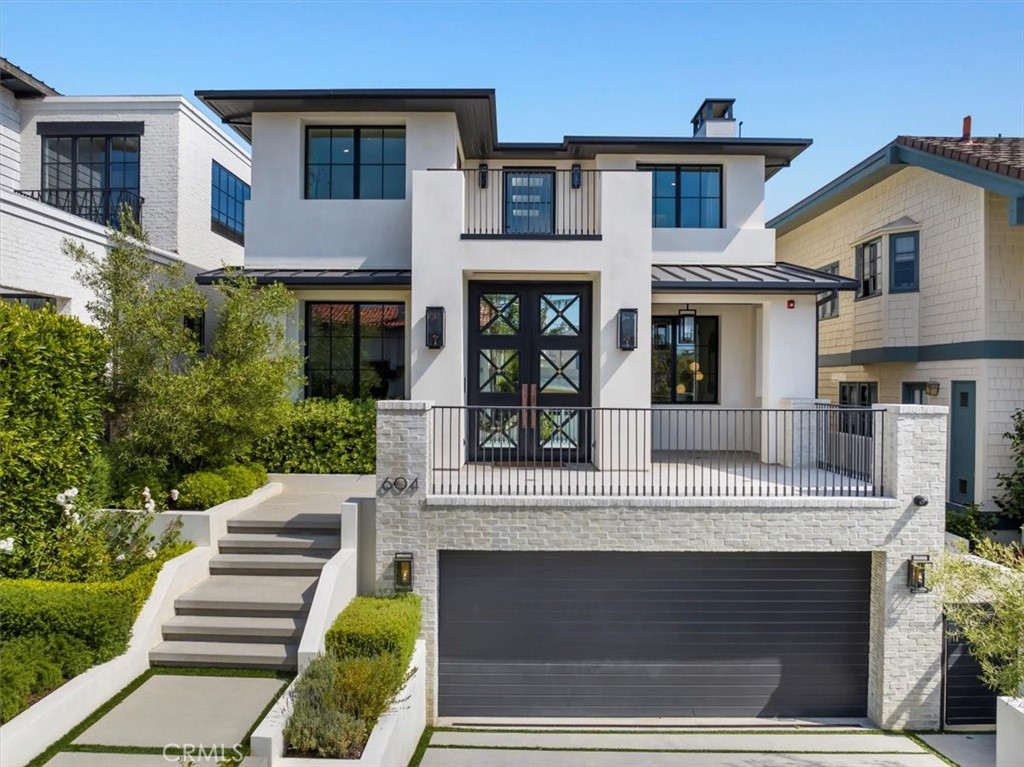 604 14th Street Manhattan Beach, CA 90266 - Photo 42 of 43 a view of a house with a patio and a yard