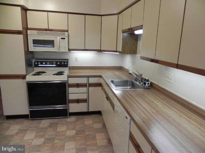 3885 Hunting Creek Road Huntingtown, MD 20639 - Photo 5 of 27 Kitchen