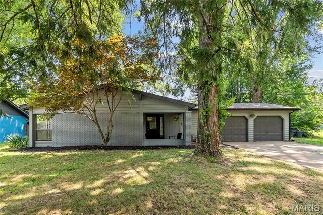 $210,000 | 102 Gale Drive, Fairview Heights, IL 62208