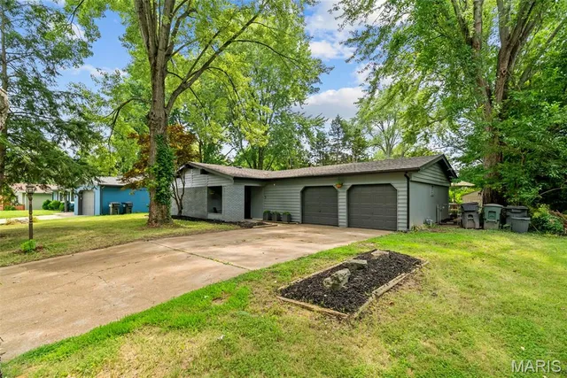 $210,000 | 102 Gale Drive, Fairview Heights, IL 62208