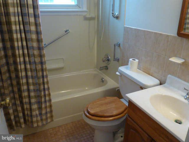 2702 Norfen Road Baltimore, MD 21227 - Photo 15 of 23 Bath