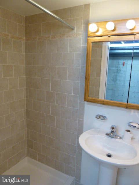 2702 Norfen Road Baltimore, MD 21227 - Photo 18 of 23 Bath