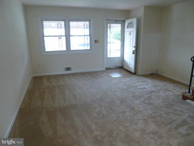 2702 Norfen Road Baltimore, MD 21227 - Photo 3 of 23 Living Room