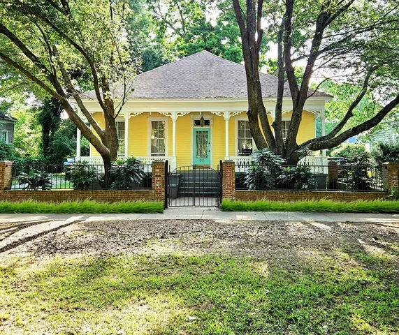 a view of a house with a yard and plants