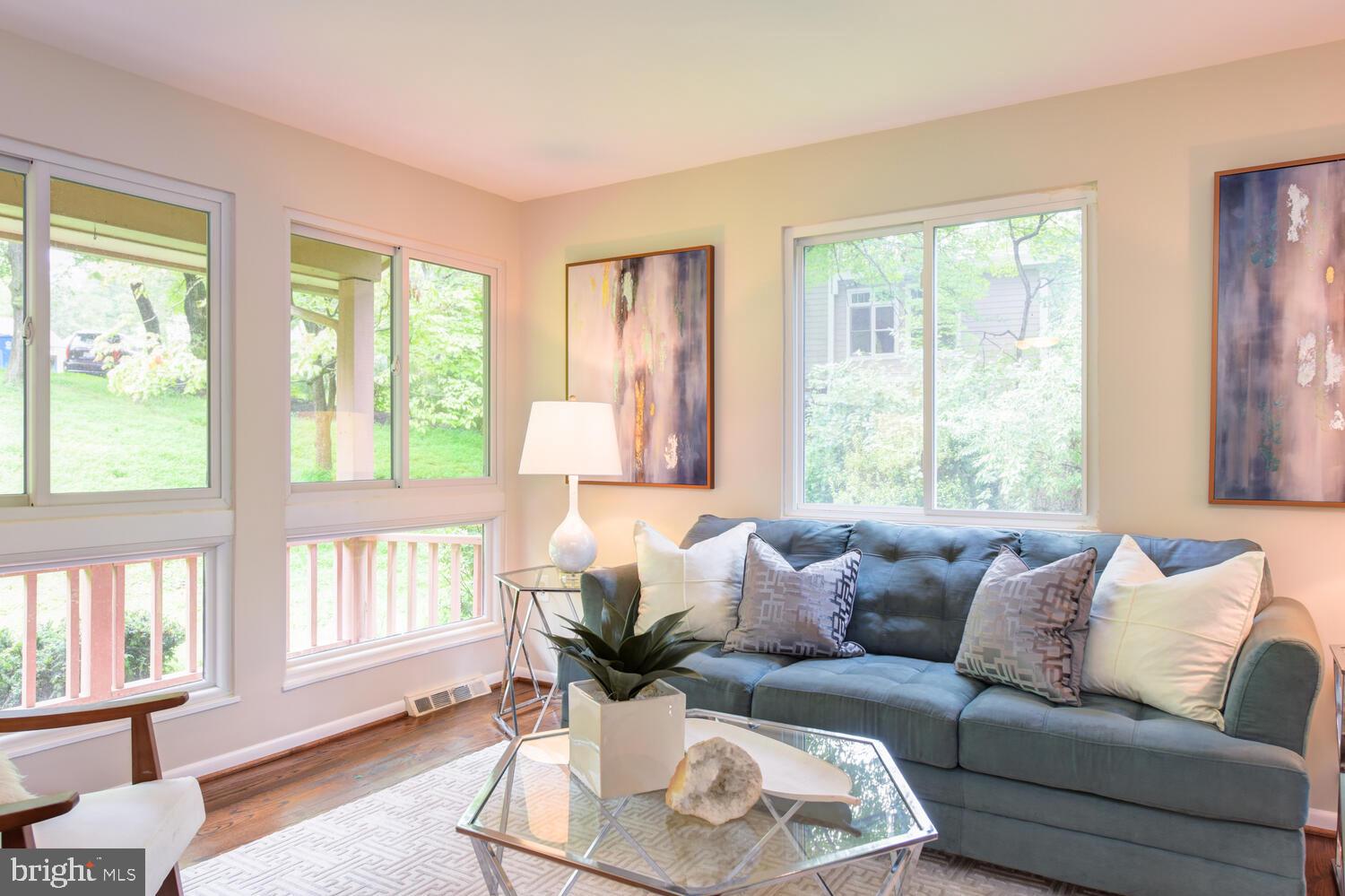 10902 Howland Drive Reston, VA 20191 - Photo 6 of 43 Living Room