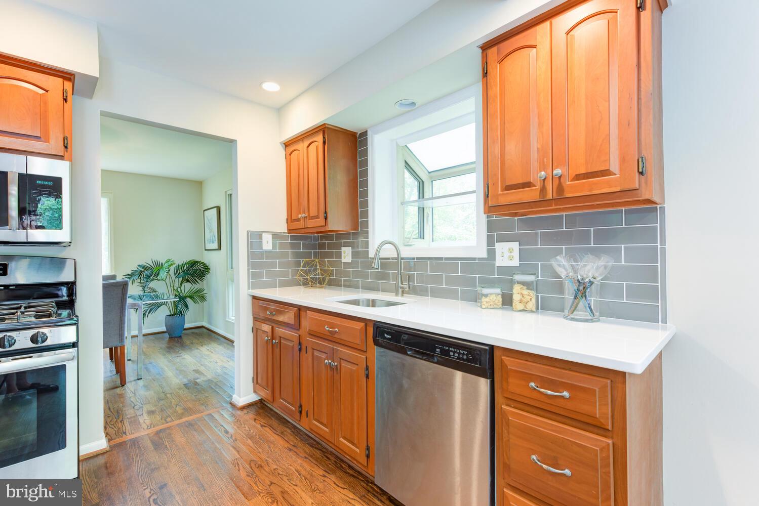 10902 Howland Drive Reston, VA 20191 - Photo 9 of 43 Quartz Countertops and Glass Subway Tile
