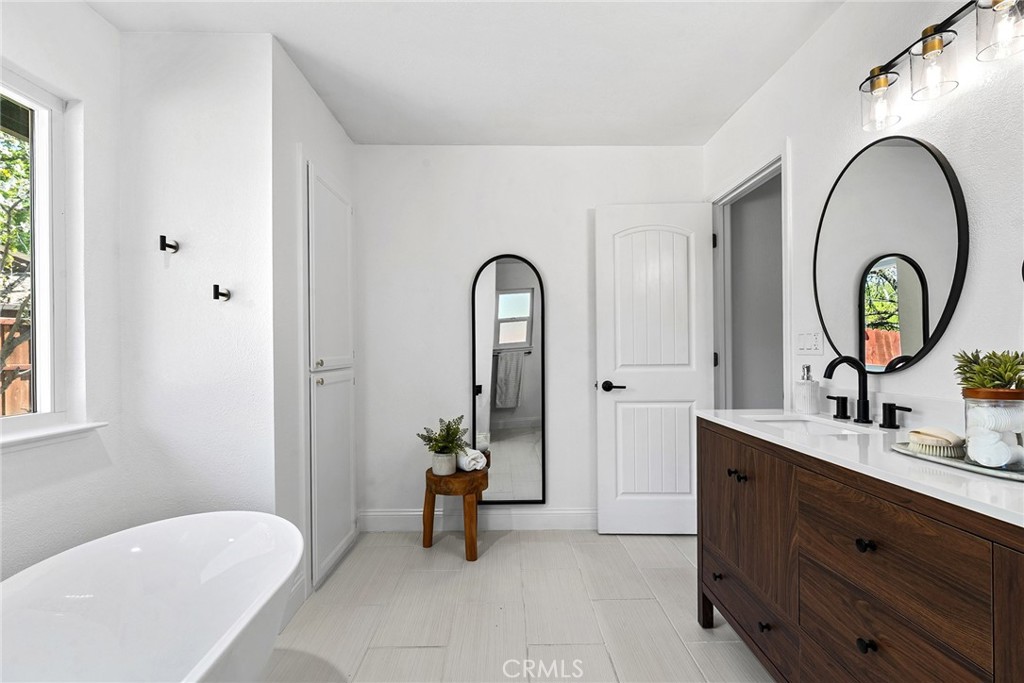 2 Baroni Drive Chico, CA 95928 - Photo 29 of 63 a view of a bathroom with a tub and a mirror