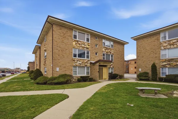 $140,000 | 3172 West Meadow Ln Drive, Unit 26, Merrionette Park, IL 60803