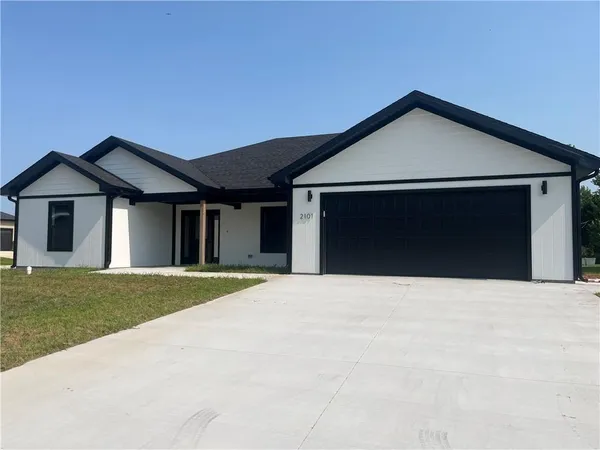 $349,900 | 2101 East Cow Creek Lane, Pittsburg, KS 66762