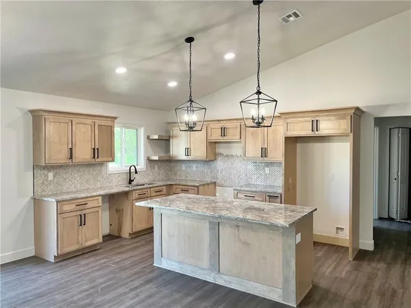 $349,900 | 2101 East Cow Creek Lane, Pittsburg, KS 66762