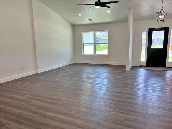 $349,900 | 2101 East Cow Creek Lane, Pittsburg, KS 66762