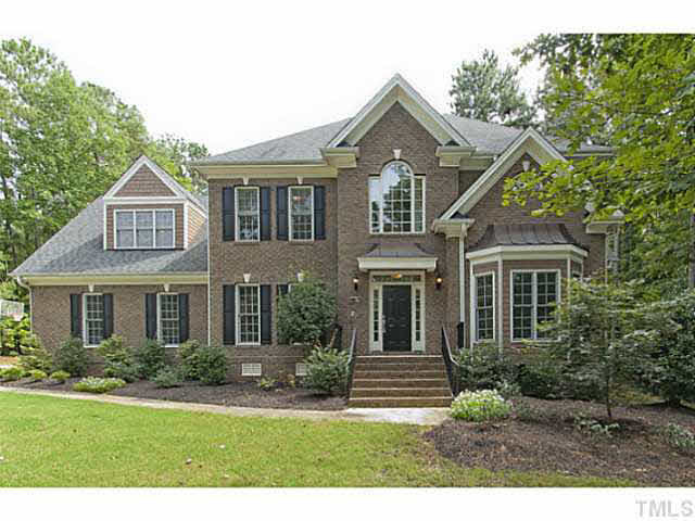 Stately ALL BRICK home on LEVEL 1 acre lot. Exterior Back