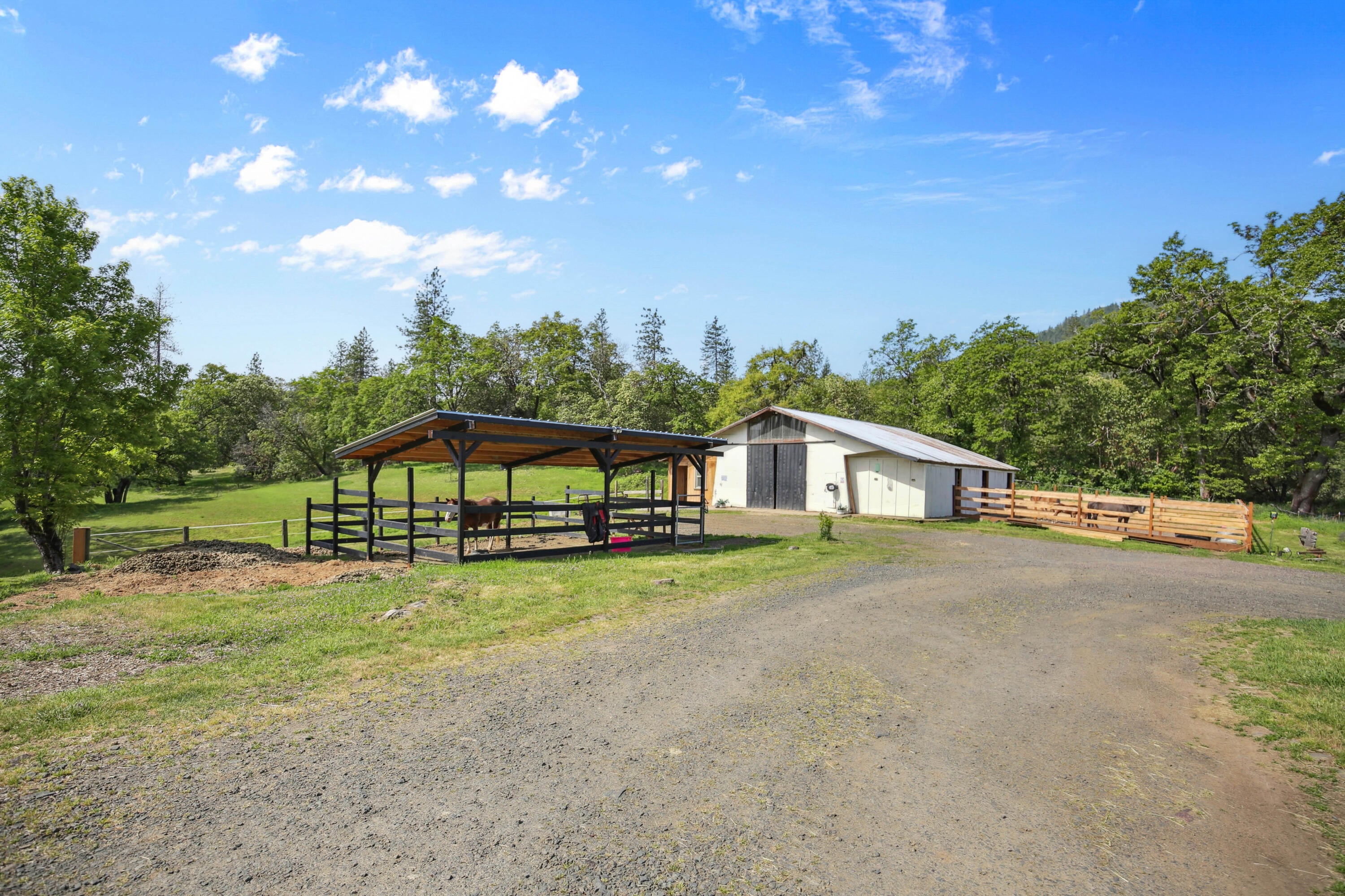 10115 Ramsey Road Gold Hill, OR 97525 - Photo 3 of 54 Gallery Image 3