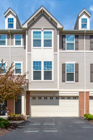 $2,950 | 216 North Commerce Street, Unit 216, Aurora, IL 60504