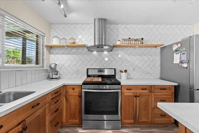 $489,500 | 218 Barracuda Street, Bayou Vista, TX 77563