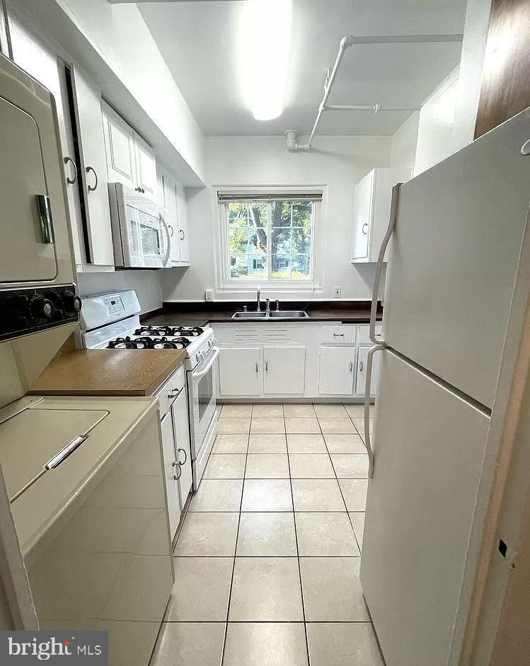 Kitchen has lots of counter space