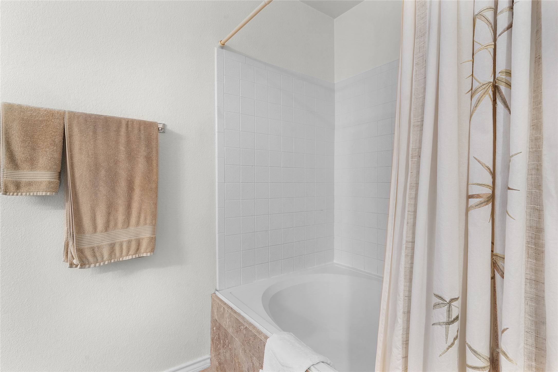 2305 Little Tree Bend Cedar Park, TX 78613 - Photo 32 of 40 a bathroom with a bathtub