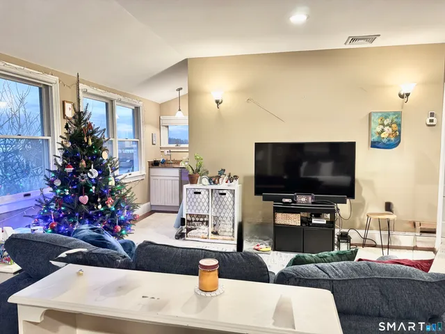 $2,650 | 8 Broad Street, Unit 3, Stonington, CT 06378