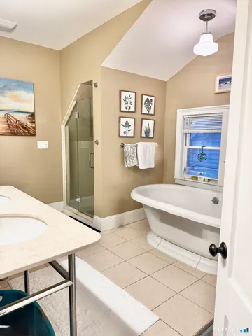 $2,650 | 8 Broad Street, Unit 3, Stonington, CT 06378