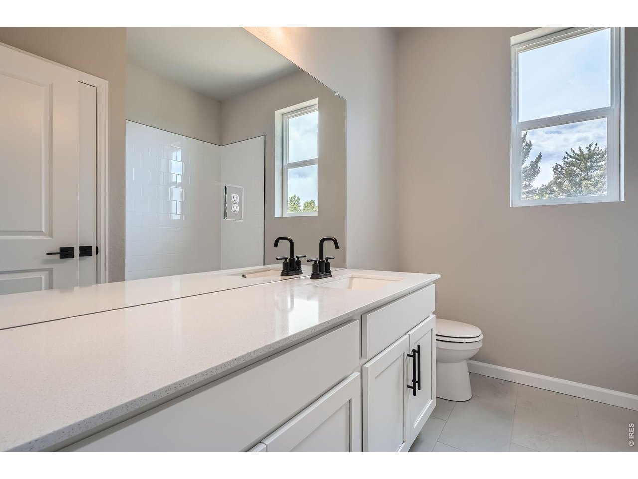 364 Rustic Barn Lane Berthoud, CO 80513 - Photo 32 of 46 Shared full bathroom