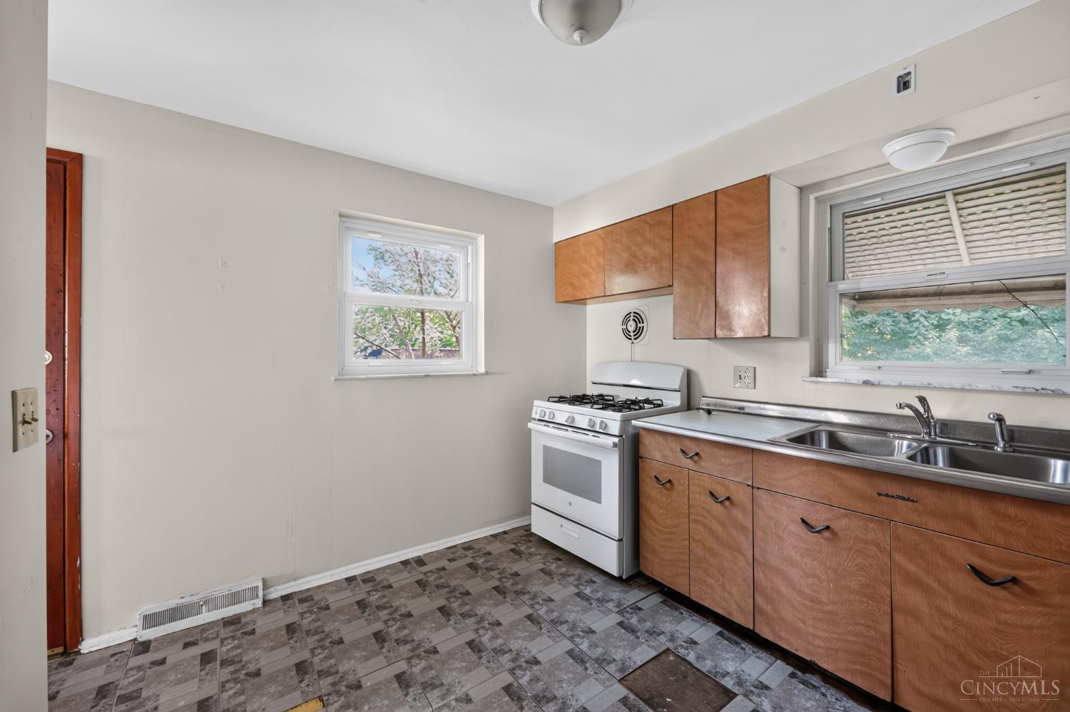 6633 Daly Road Cincinnati, OH 45224 - Photo 11 of 28