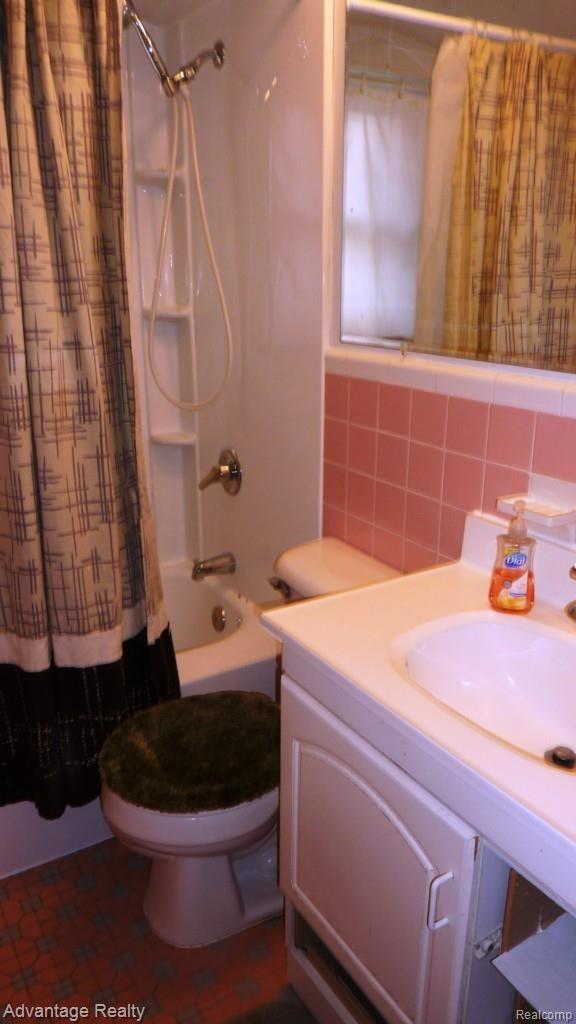 7250 Helen Street Center Line, MI 48015 - Photo 19 of 27 7250 Helen bath.jpg