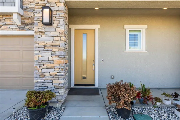 a view of entryway with seating space