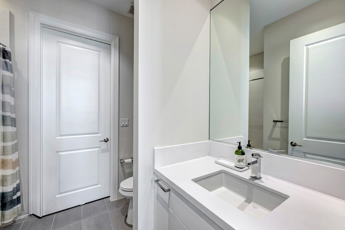 1211 Caroline Street, Unit 1501 Houston, TX 77002 - Photo 17 of 40 Secondary bathroom featuring a shower/tub combo with modern fixtures.