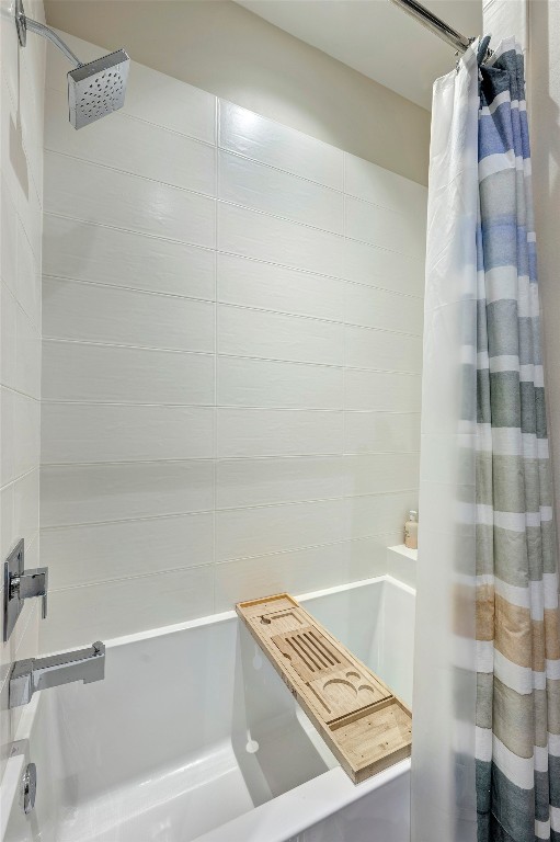 1211 Caroline Street, Unit 1501 Houston, TX 77002 - Photo 18 of 40 View of the secondary bathroom’s shower/tub combo.