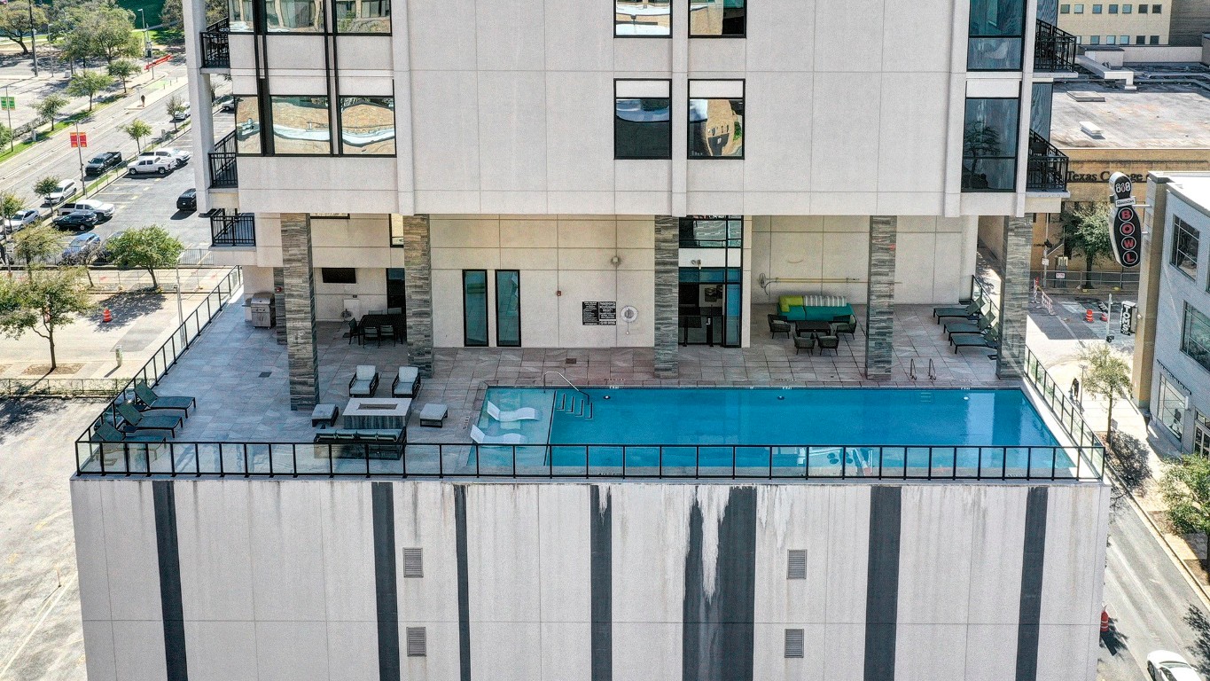 1211 Caroline Street, Unit 1501 Houston, TX 77002 - Photo 33 of 40 Ariel view of the pool deck.