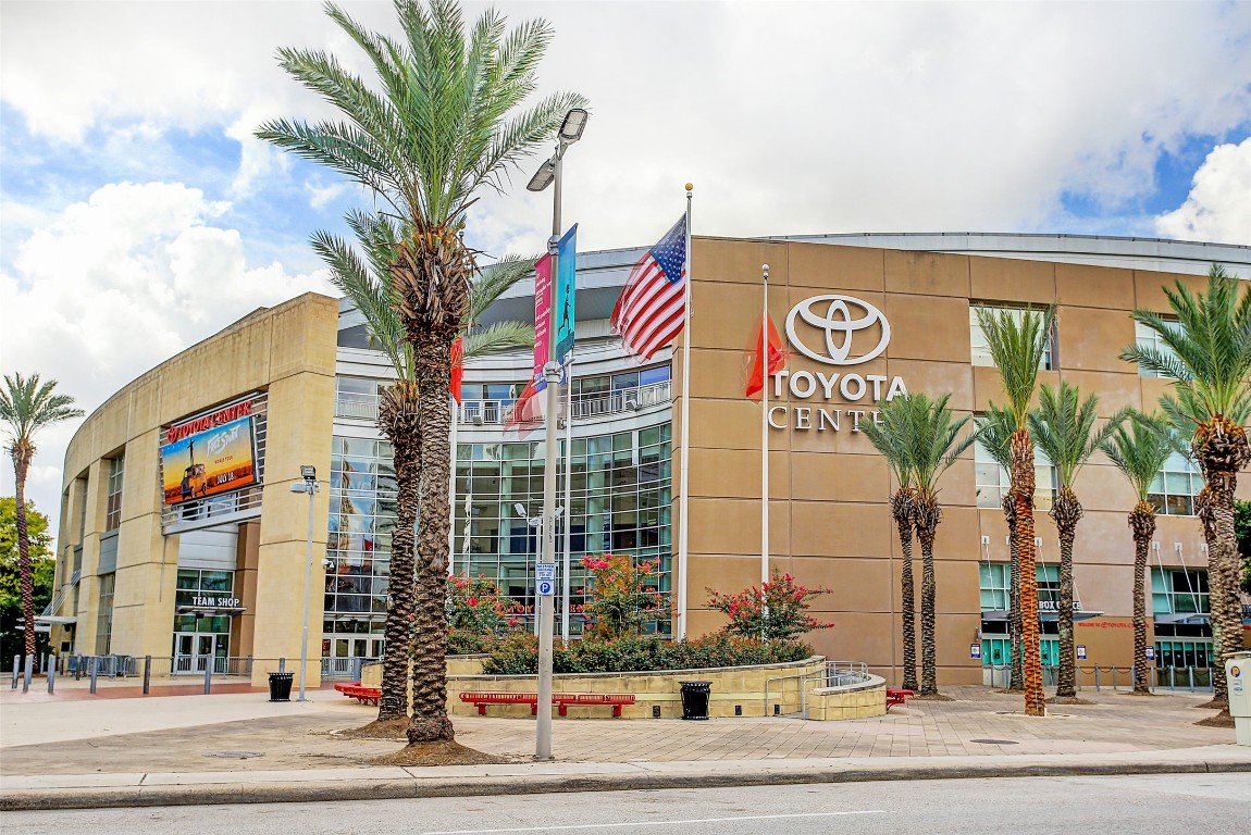 1211 Caroline Street, Unit 1501 Houston, TX 77002 - Photo 38 of 40 Close proximity to the Toyota Center.