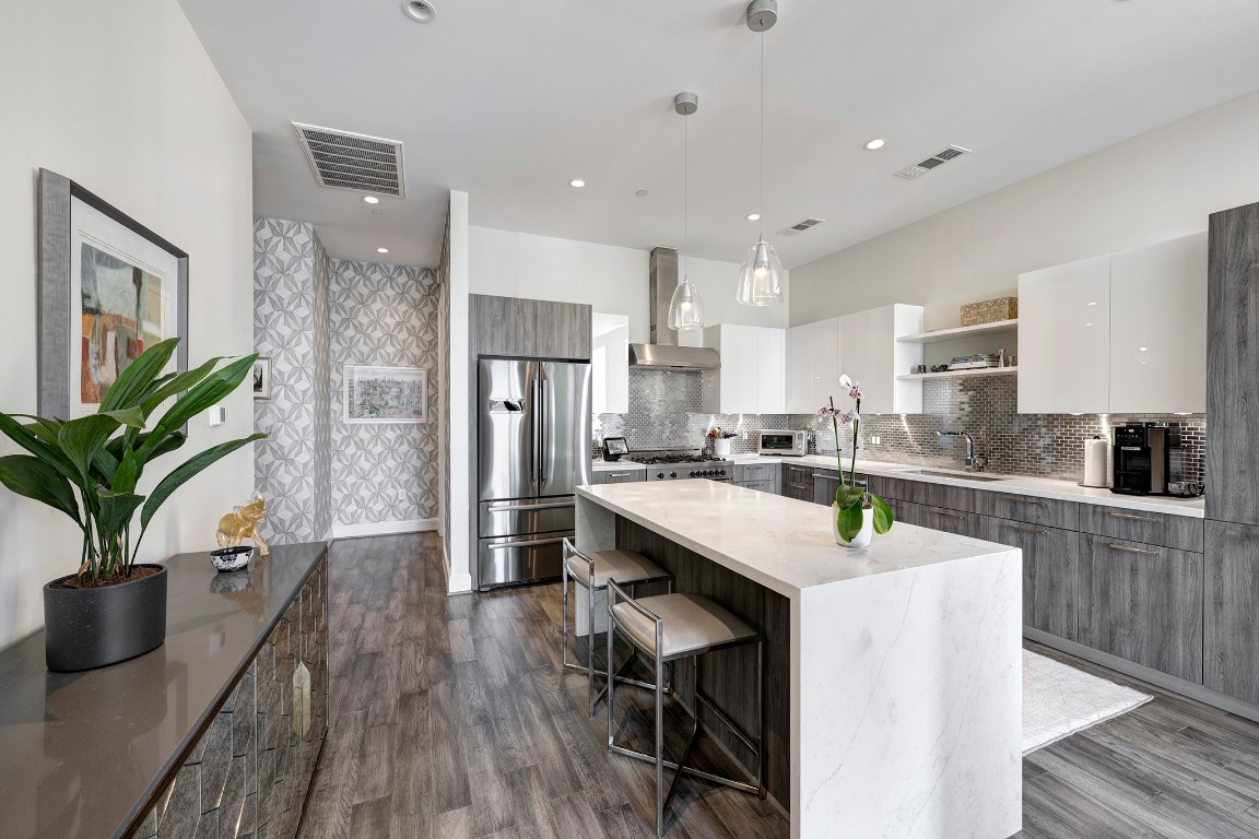 1211 Caroline Street, Unit 1501 Houston, TX 77002 - Photo 8 of 40 Kitchen view featuring an island with bar seating, great for entertaining or dining.