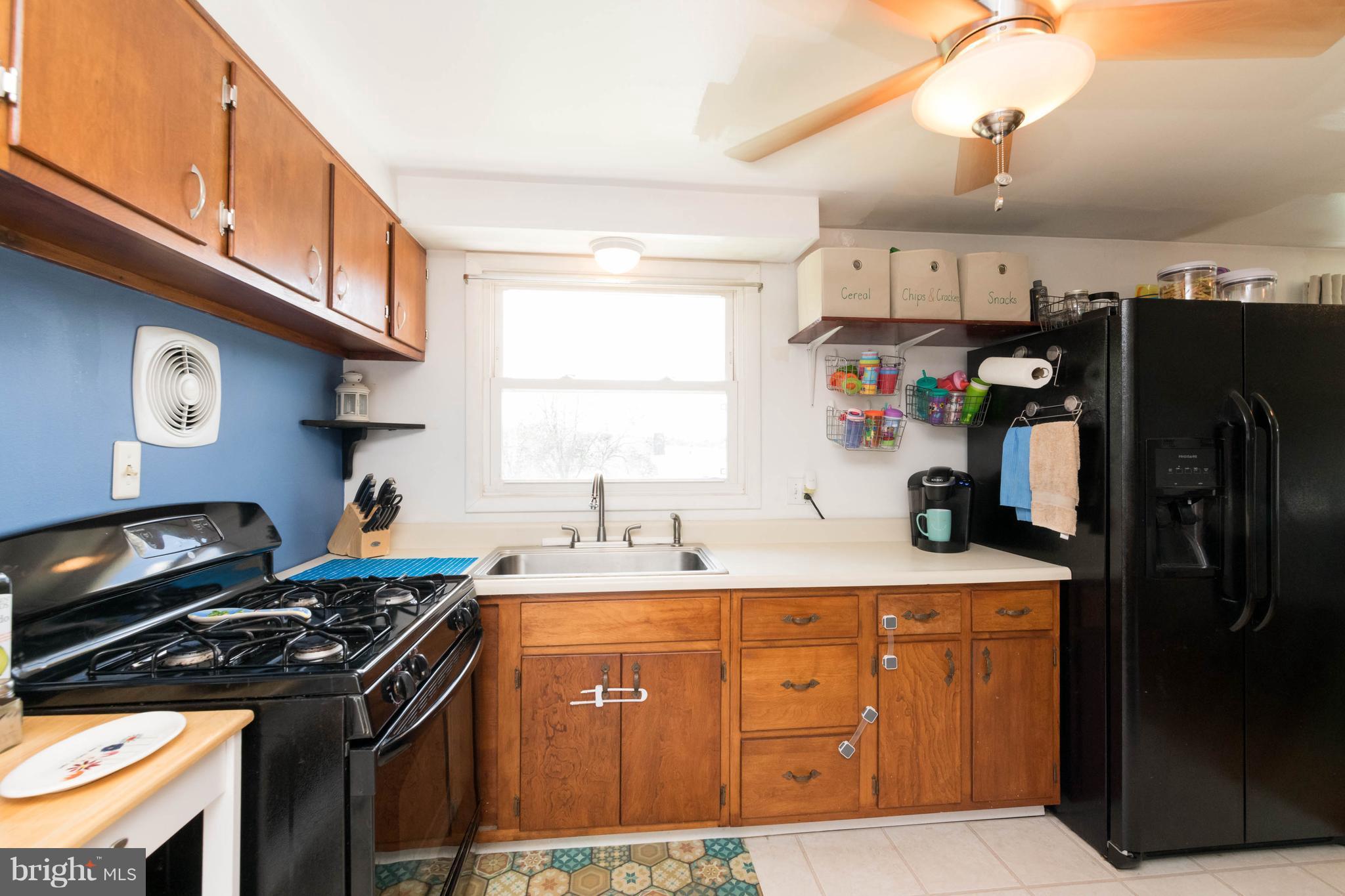 517 Holy Cross Road Baltimore, MD 21225 - Photo 13 of 28 Kitchen