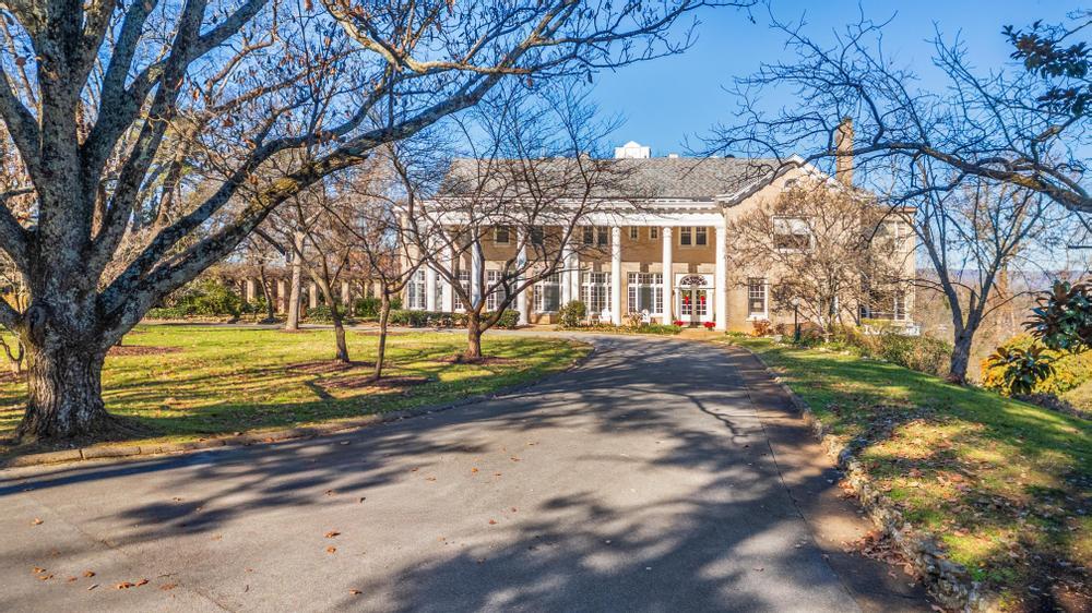 31 Minnekahda Place Chattanooga, TN 37405 - Photo 3 of 119 2024_12_December_31_Minnekahda_Pl_0132